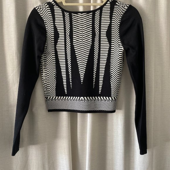 Symmetric Black and White Long Sleeved Top - Picture 2 of 2